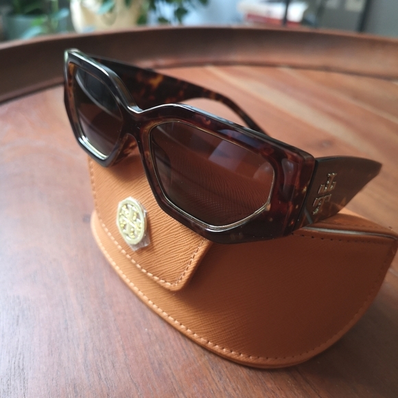 Tory Burch Kira Sunglasses - Picture 3 of 12